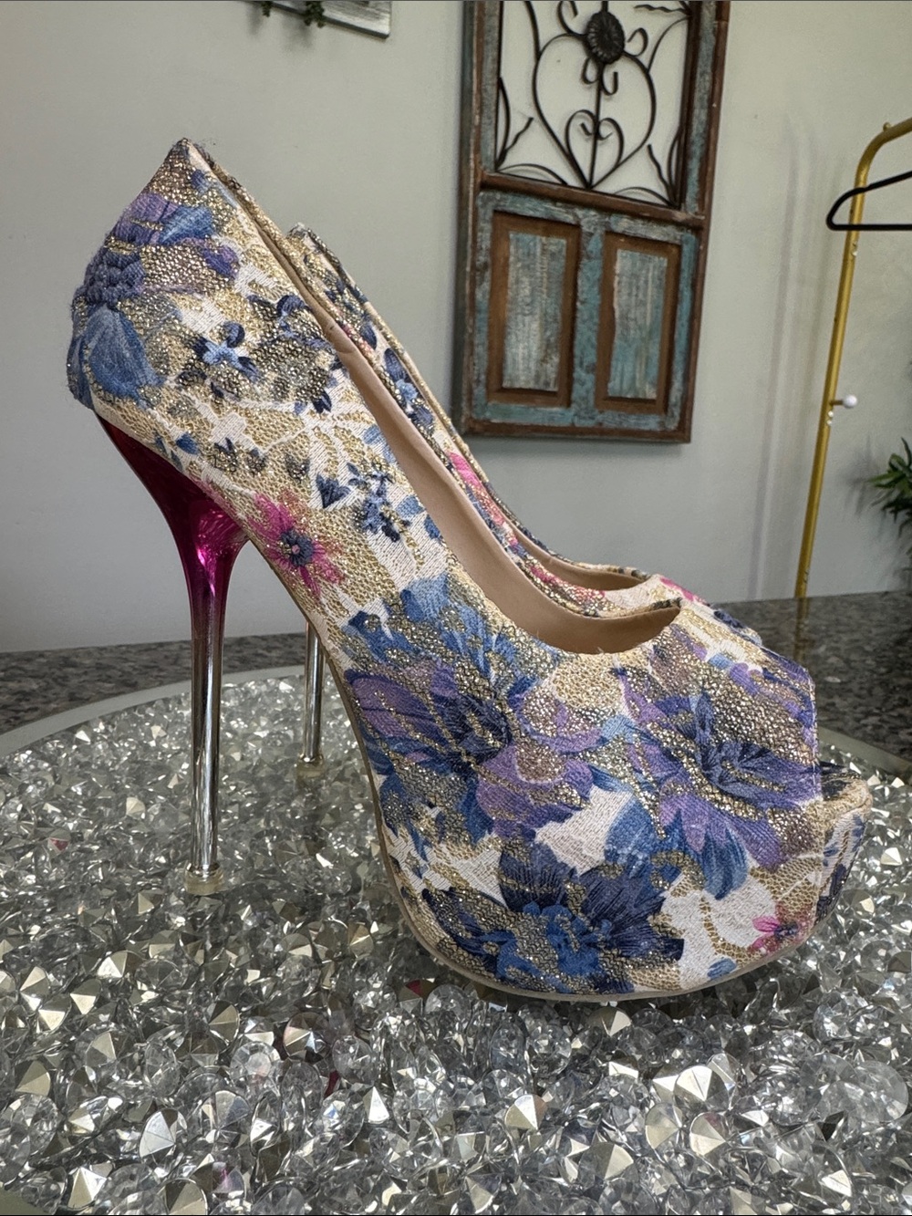 Di Ji Girls Floral Peep-Toe Platform Heels with metallic gold accents EUC 37